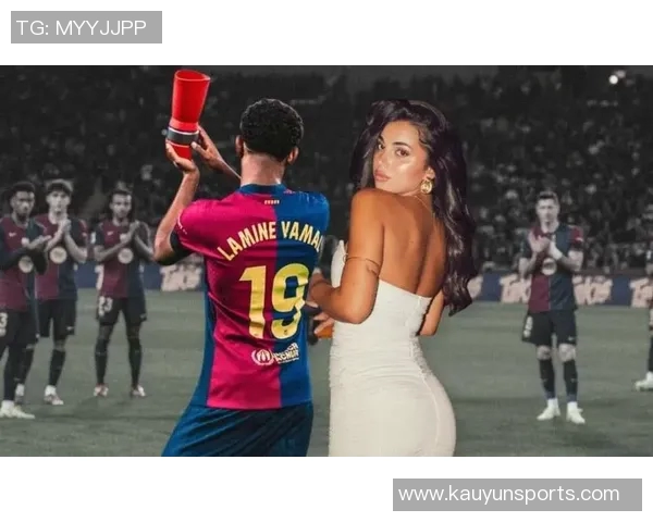 亚马尔与女友甜蜜热吻瞬间曝光眼中只映出彼此的爱意与幸福