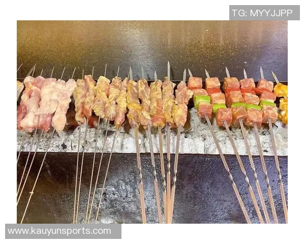 媒体人分享与亚当斯赛后夜宵合影羊肉串烧烤尽享美味时光