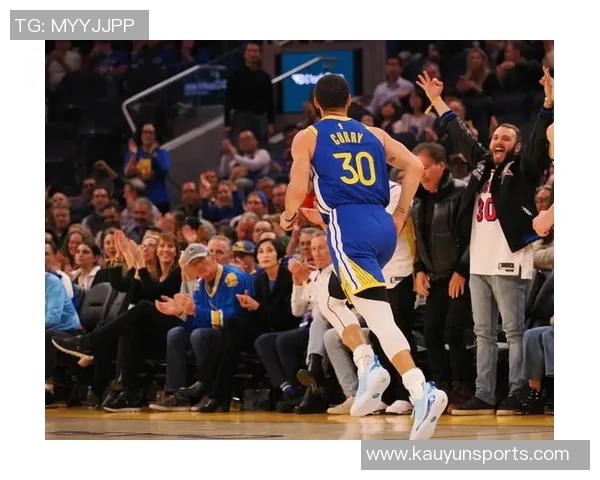 快船与勇士上半场激战小卡表现出色库里紧追不舍比分胶着仅差4分