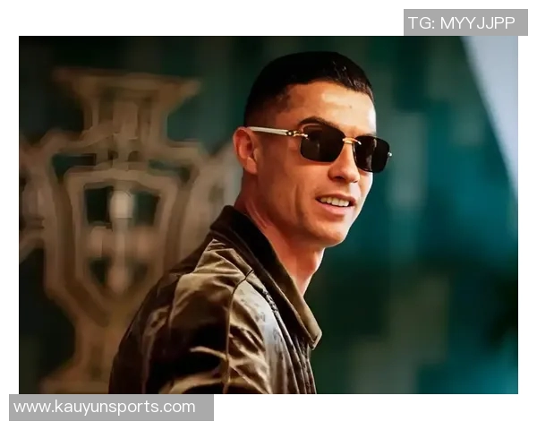 C罗社交媒体分享新造型清爽寸头引发粉丝热议