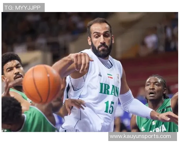 36岁贝尔晒雪山度假照手持啤酒享受悠闲退休生活笑容满面