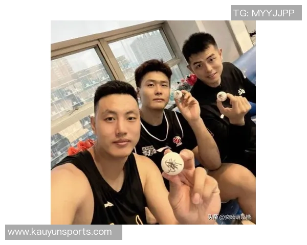 翟晓川与赵睿方硕共赏王楚钦比赛现场气氛热烈嗓音嘶哑尽显激情